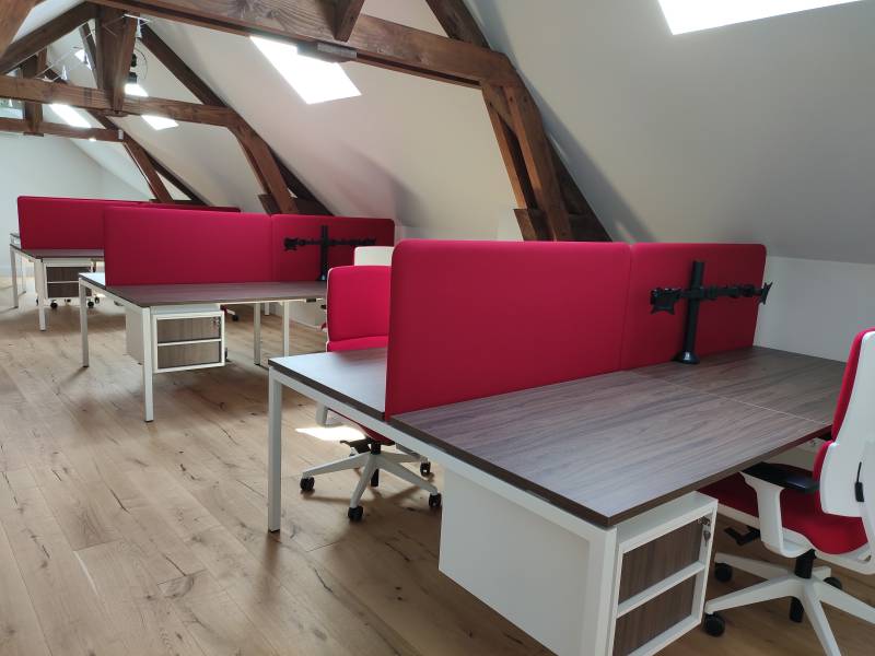 Agencement d'espace de travail pour professionnels  Conception de plans 3D pour la création d'un open-space avec cabines acoustiques